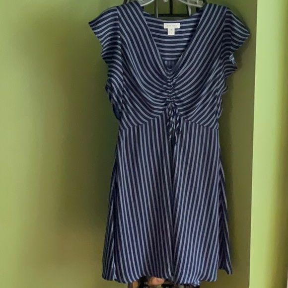 Monteau Dresses & Skirts - 💖Monteau v neck navy blue pin stripe summer dress